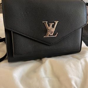Selling my Louis Vuitton black bag